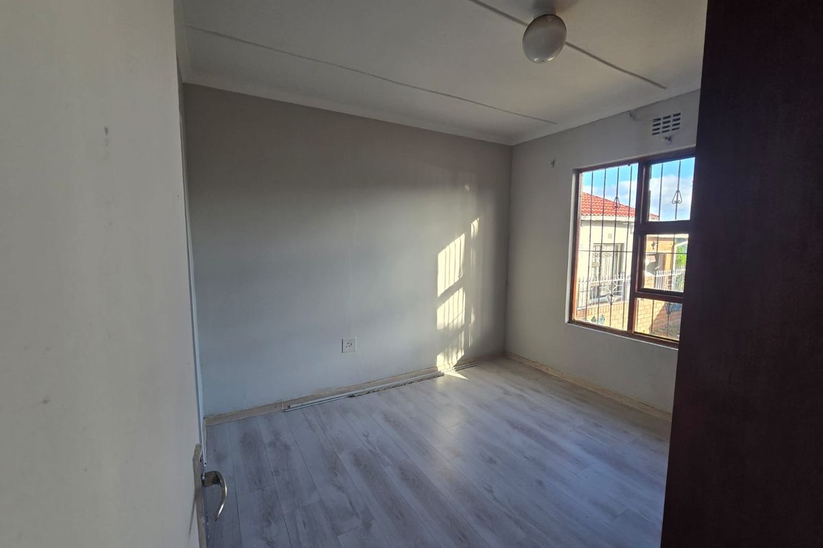 Three bedroom house with ensuit , lounge , kitchen and bathroom - Photo 5