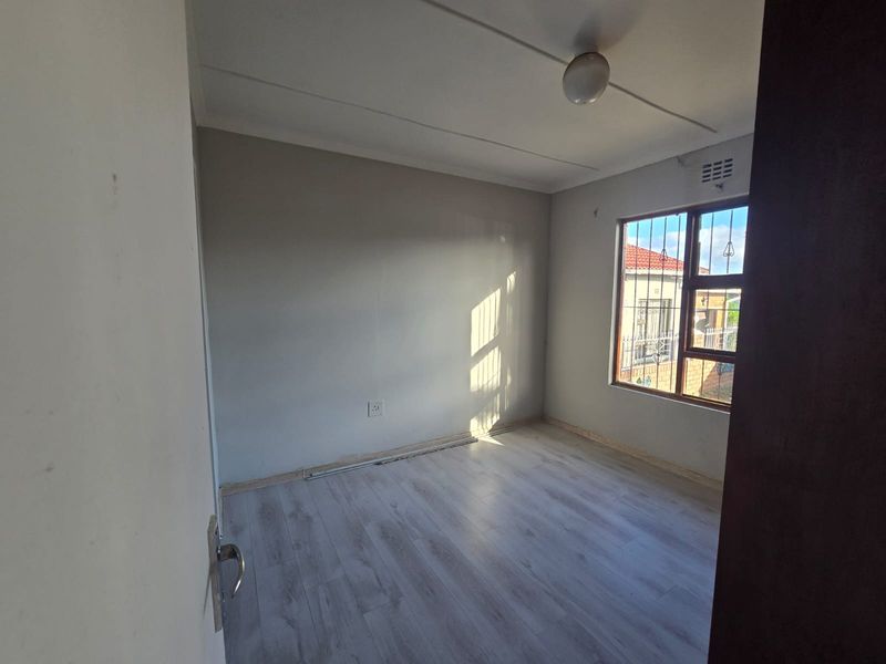 Three bedroom house with ensuit , lounge , kitchen and bathroom - Photo 5