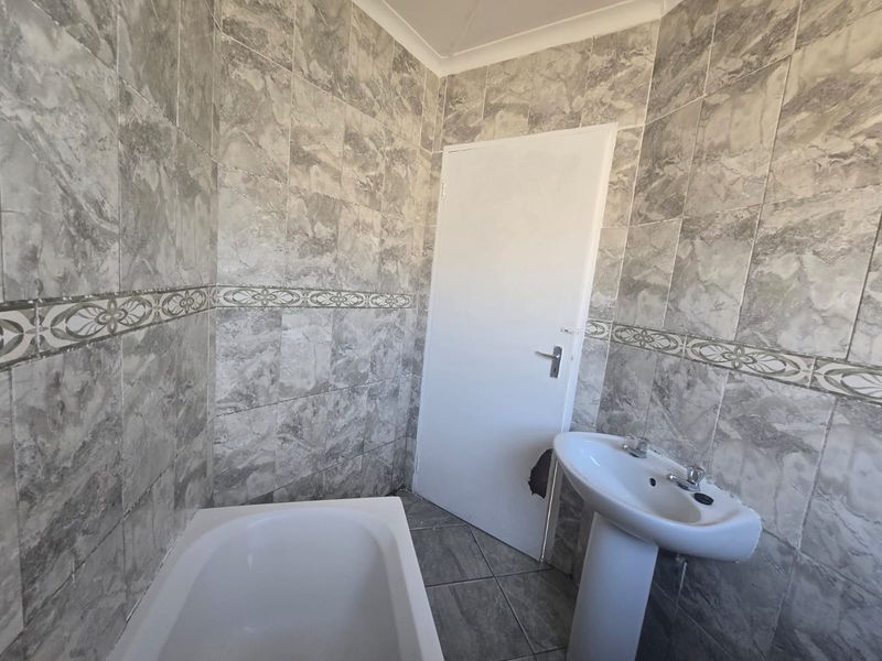 Three bedroom house with ensuit , lounge , kitchen and bathroom - Photo 10