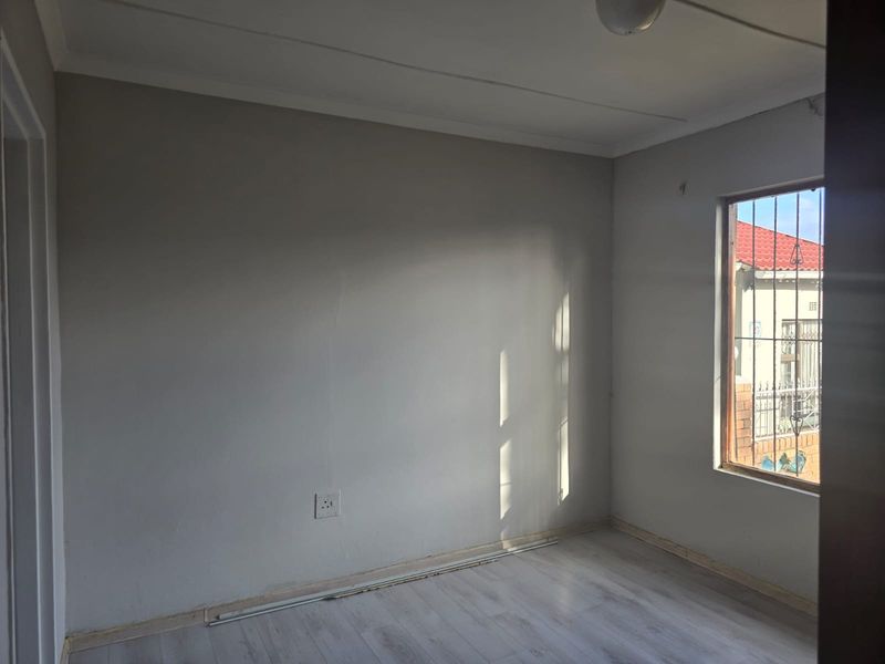 Three bedroom house with ensuit , lounge , kitchen and bathroom - Photo 8