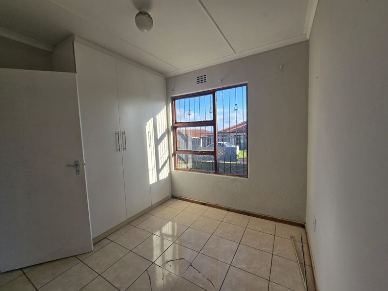 Three bedroom house with ensuit , lounge , kitchen and bathroom - Photo 9