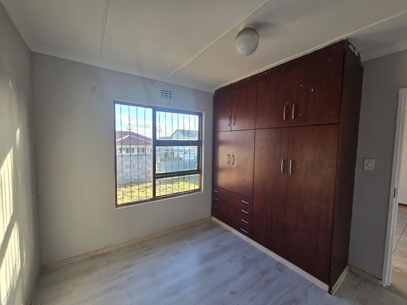 Three bedroom house with ensuit , lounge , kitchen and bathroom - Photo 7