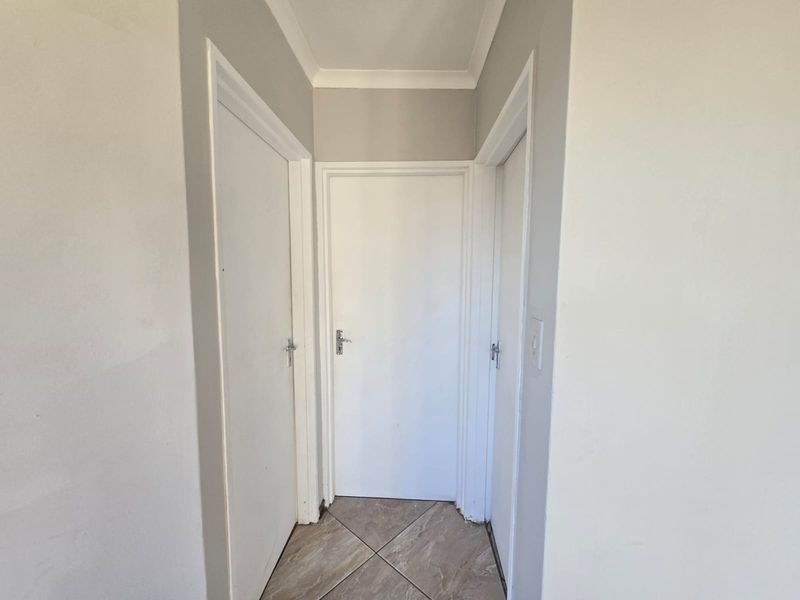 Three bedroom house with ensuit , lounge , kitchen and bathroom - Photo 6