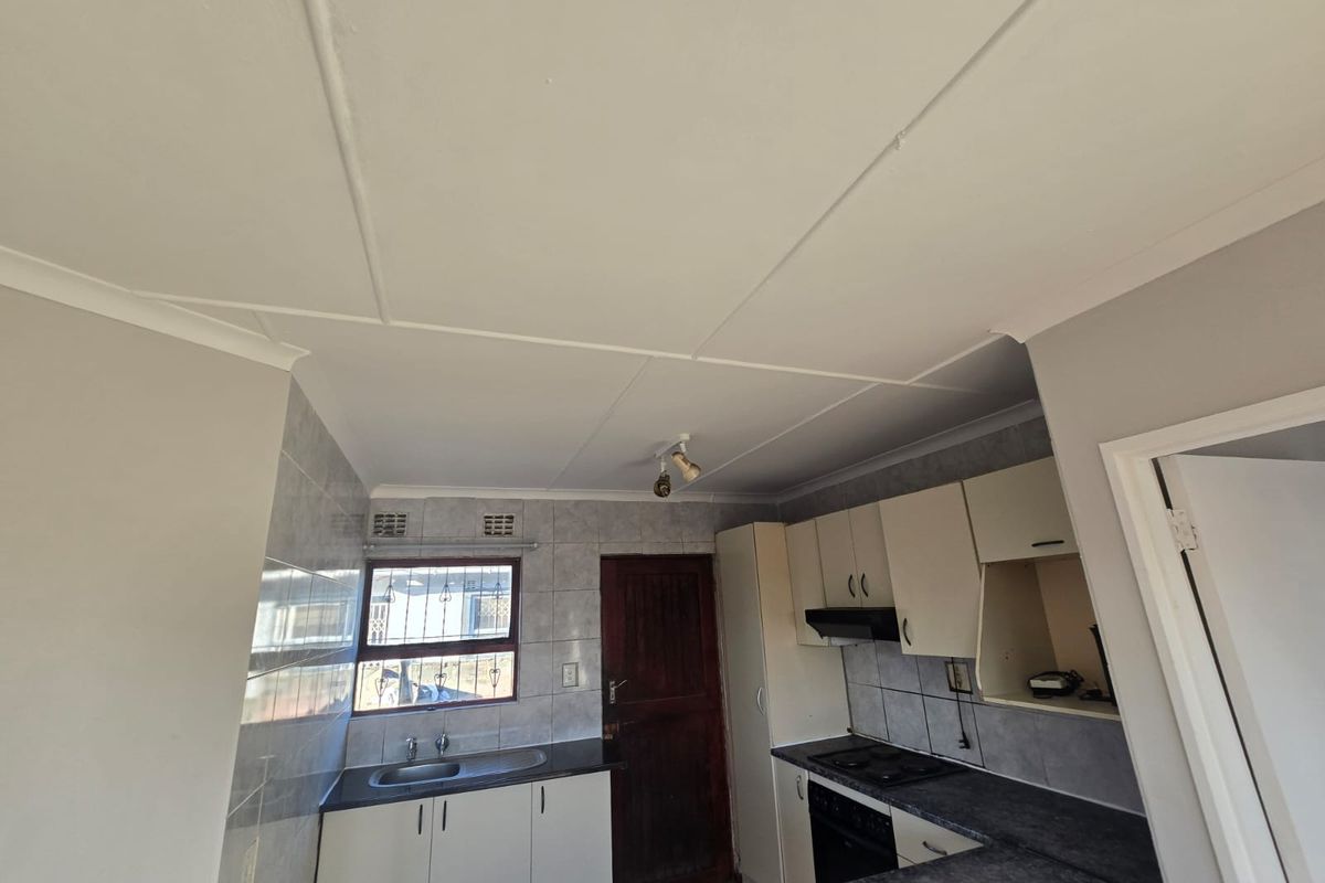 Three bedroom house with ensuit , lounge , kitchen and bathroom - Photo 3