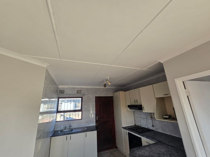 Three bedroom house with ensuit , lounge , kitchen and bathroom - Photo 3