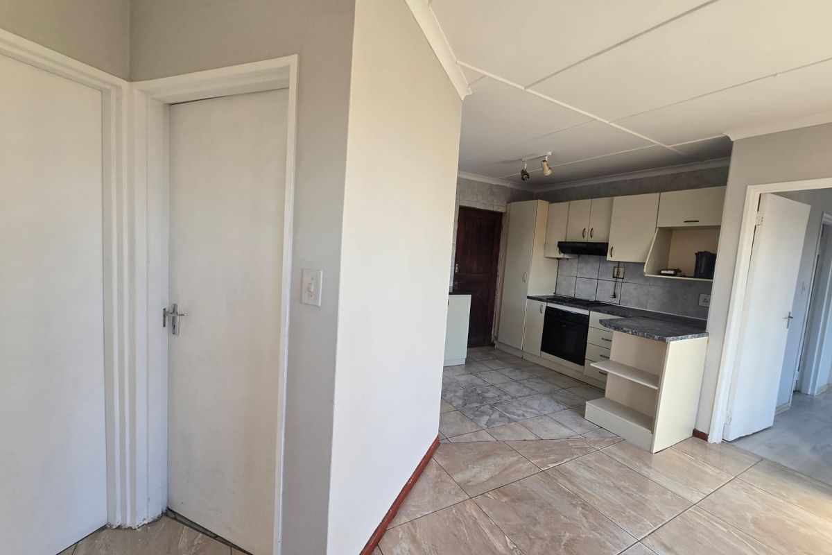 Three bedroom house with ensuit , lounge , kitchen and bathroom - Photo 2