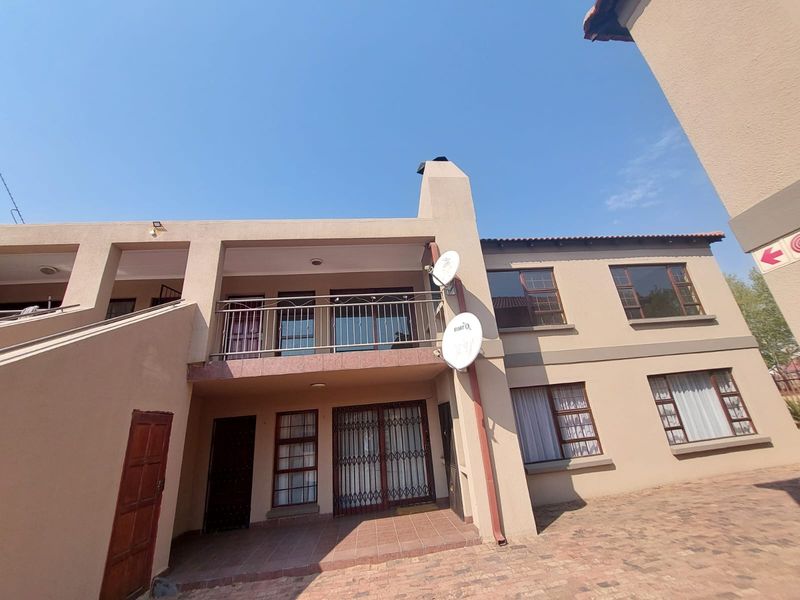 Stunning Flat/Apartment for Sale in Vaalpark - Prime Location - Photo 2