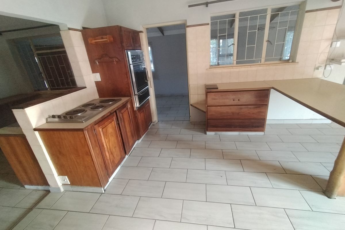 Spacious family home in Pretoria North - Photo 3