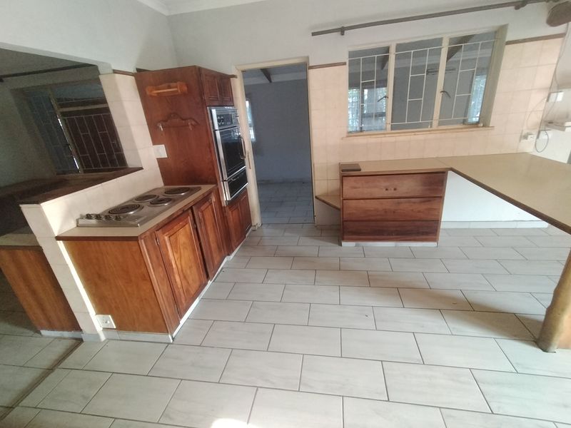 Spacious family home in Pretoria North - Photo 3