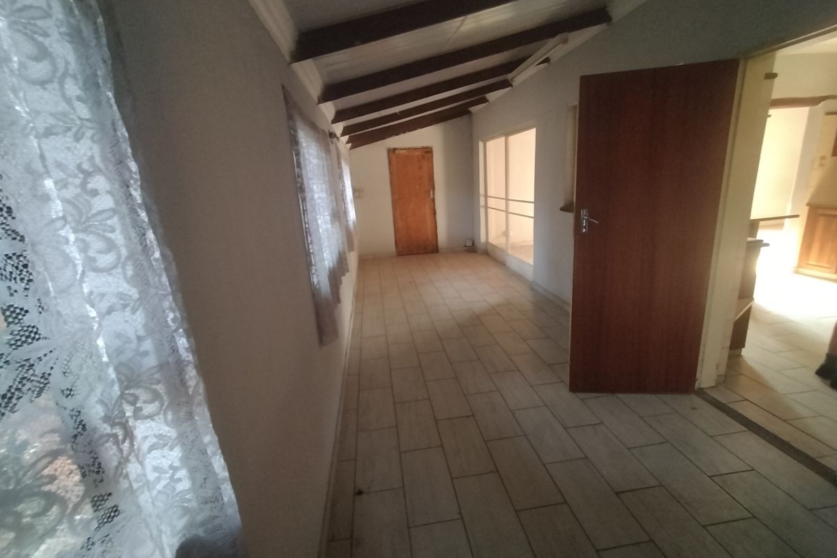 Spacious family home in Pretoria North - Photo 2