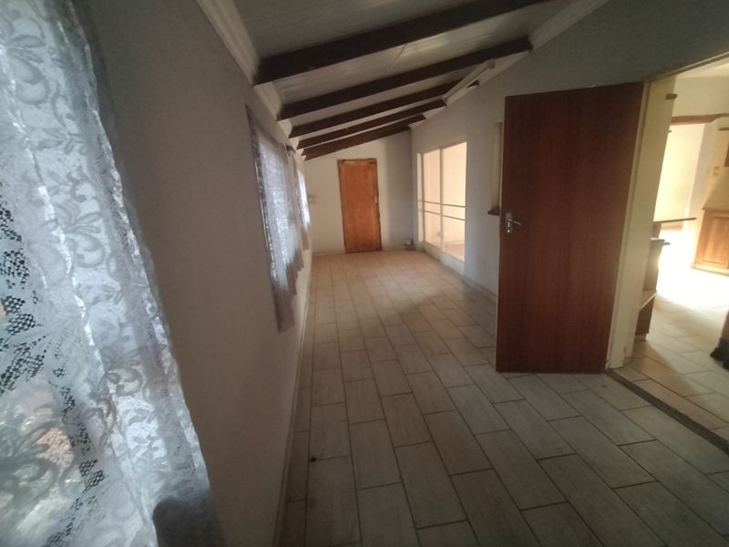 Spacious family home in Pretoria North - Photo 2