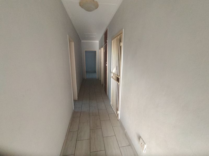 Spacious family home in Pretoria North - Photo 7