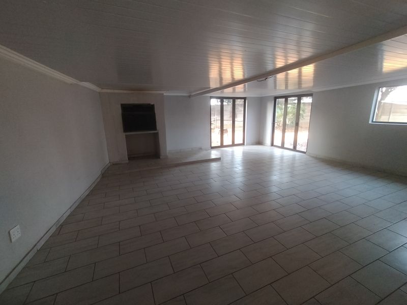 Spacious family home in Pretoria North - Photo 6