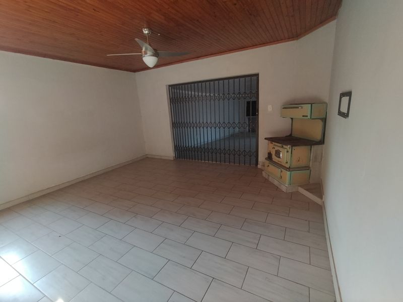 Spacious family home in Pretoria North - Photo 5