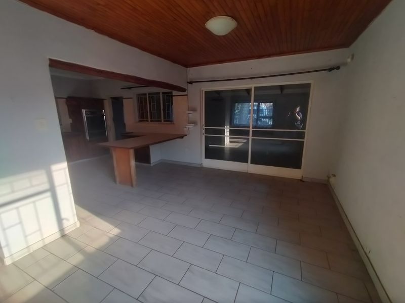 Spacious family home in Pretoria North - Photo 4