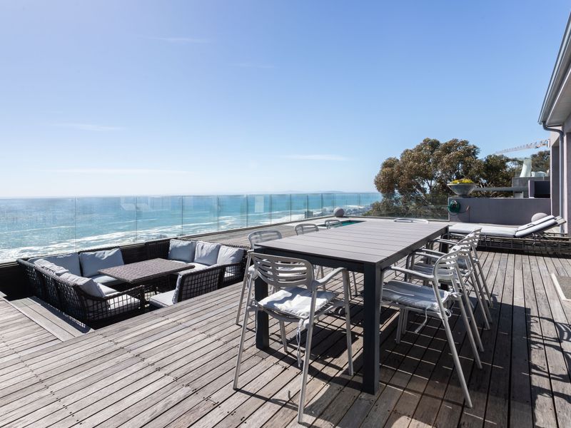 Luxury penthouse living with breathtaking ocean views - Photo 7