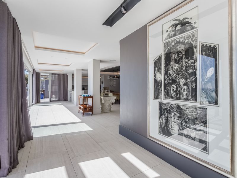 Luxury penthouse living with breathtaking ocean views - Photo 8