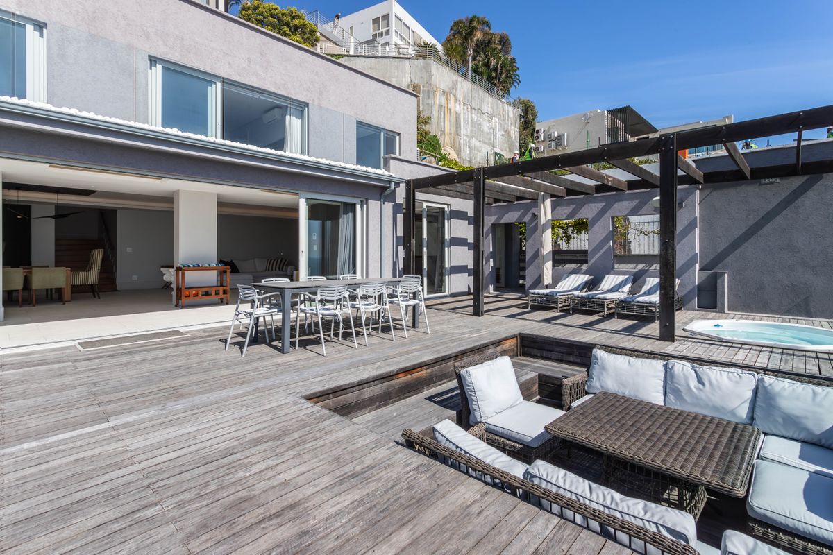 Luxury penthouse living with breathtaking ocean views - Photo 3