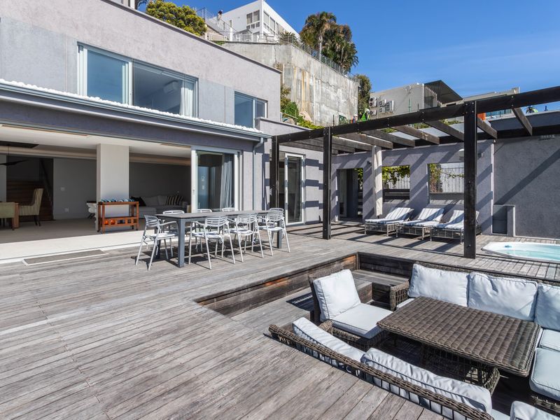 Luxury penthouse living with breathtaking ocean views - Photo 3