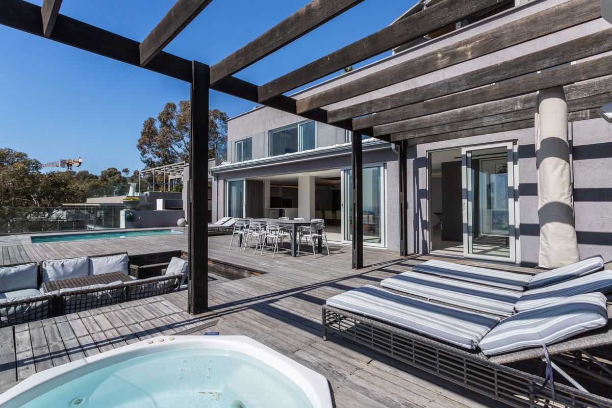 Luxury penthouse living with breathtaking ocean views - Photo 5