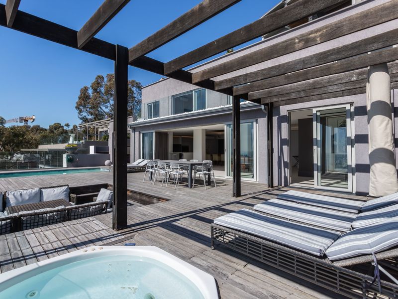 Luxury penthouse living with breathtaking ocean views - Photo 5