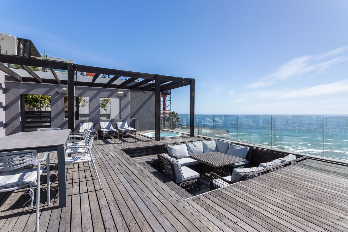 Luxury penthouse living with breathtaking ocean views - Photo 4