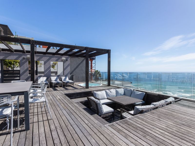 Luxury penthouse living with breathtaking ocean views - Photo 4