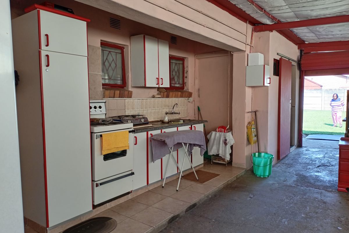 Charming 3bedroom family home for sale in Lennoxton,—your perfect home awaits! Don't miss out - Photo 5