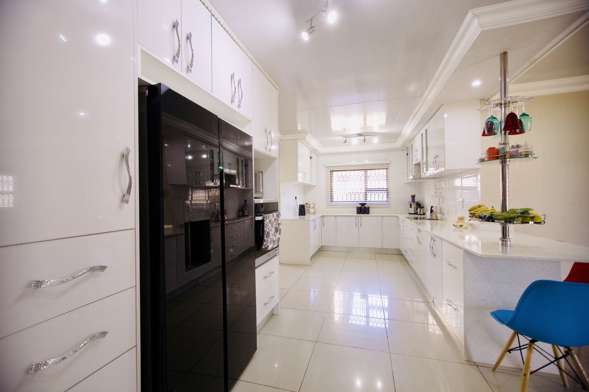 Exclusive Estate Living in Selcourt Enclosed! - Photo 5
