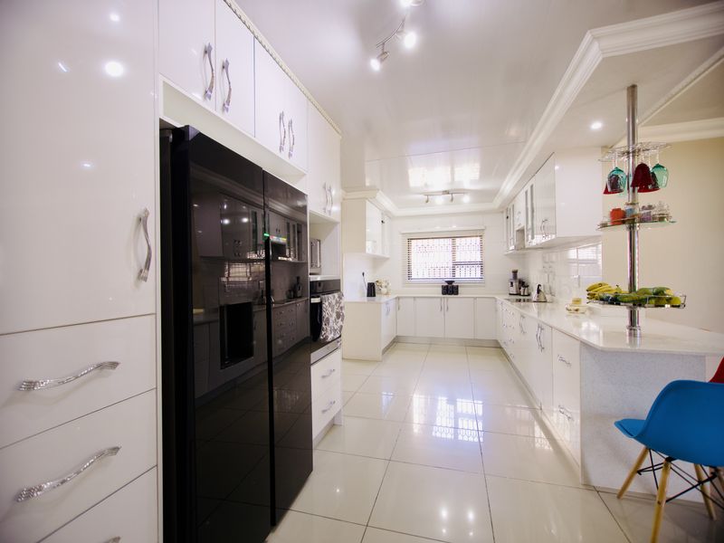 Exclusive Estate Living in Selcourt Enclosed! - Photo 5
