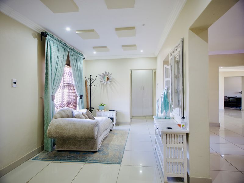 Exclusive Estate Living in Selcourt Enclosed! - Photo 9