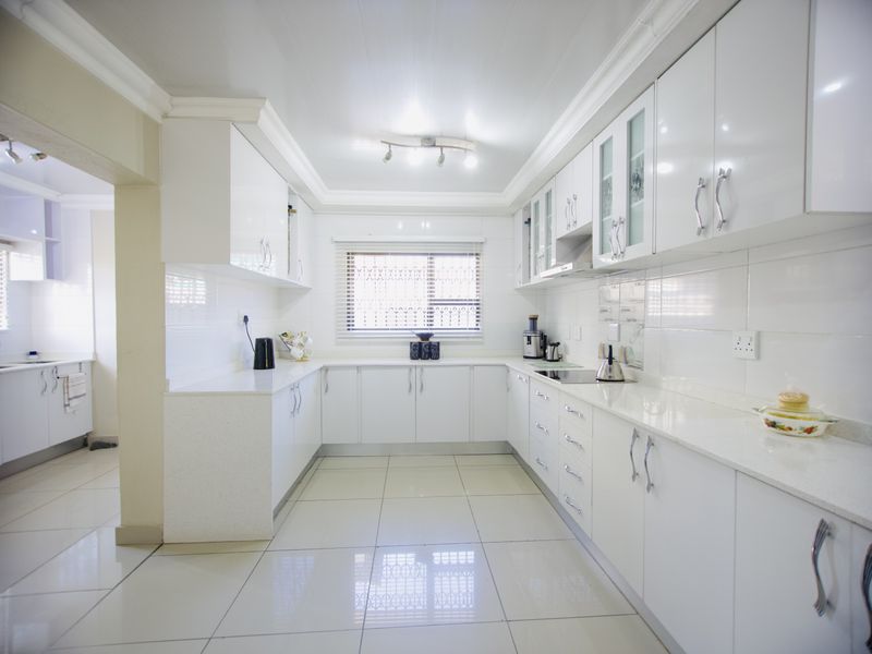 Exclusive Estate Living in Selcourt Enclosed! - Photo 6