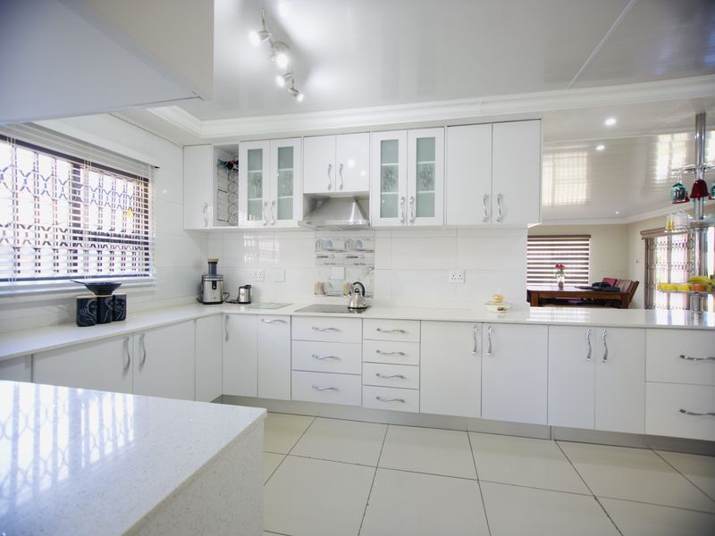 Exclusive Estate Living in Selcourt Enclosed! - Photo 7