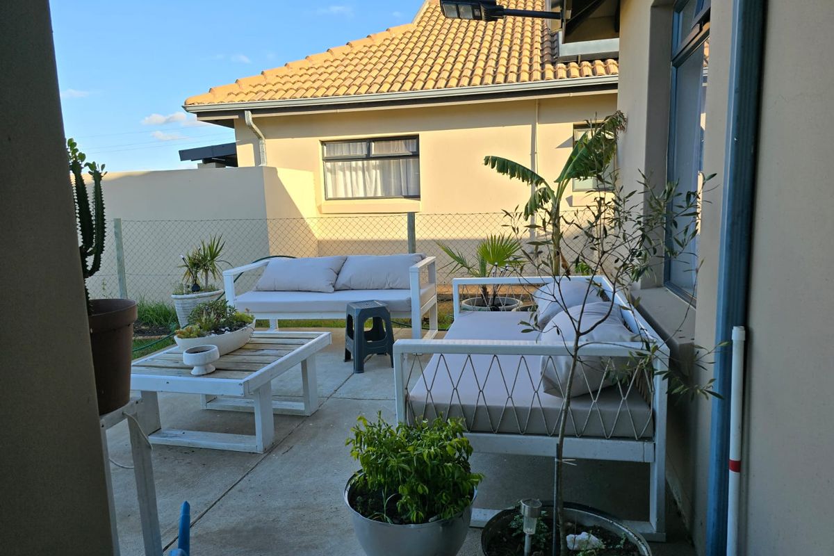 Modern 2 bedroom townhouse within a secure gated complex in Umlele Heights, Kidds Beach - Photo 2