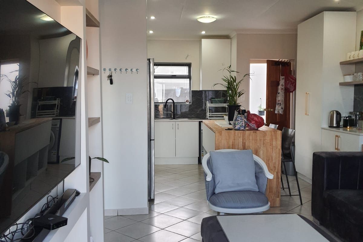 Modern 2 bedroom townhouse within a secure gated complex in Umlele Heights, Kidds Beach - Photo 5