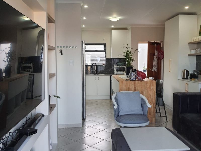 Modern 2 bedroom townhouse within a secure gated complex in Umlele Heights, Kidds Beach - Photo 5