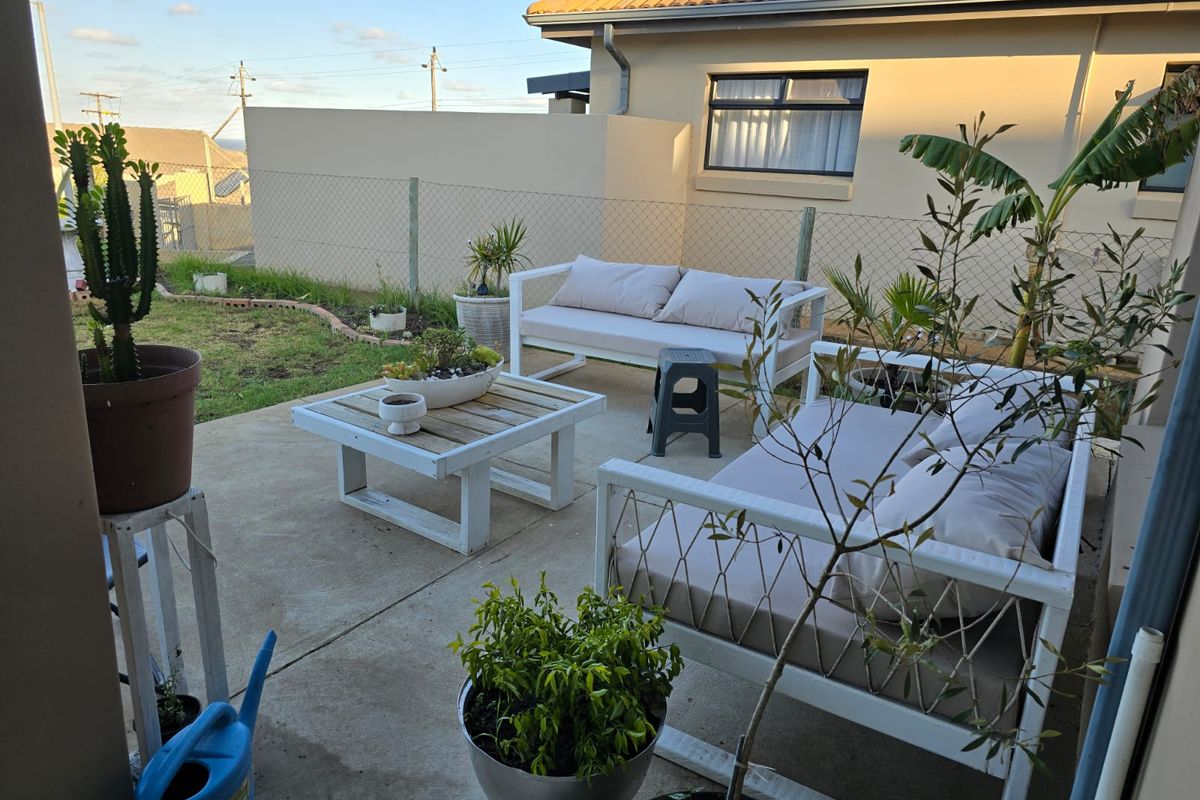 Modern 2 bedroom townhouse within a secure gated complex in Umlele Heights, Kidds Beach - Photo 3