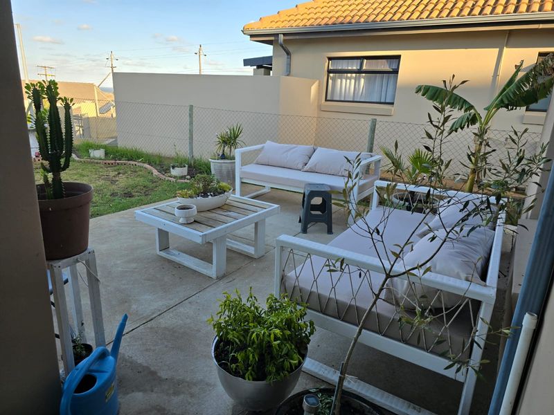 Modern 2 bedroom townhouse within a secure gated complex in Umlele Heights, Kidds Beach - Photo 3