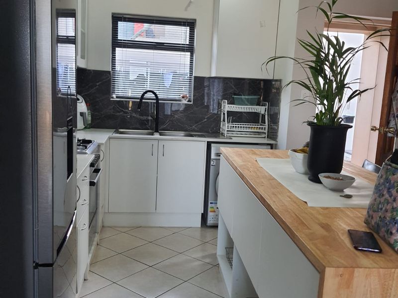 Modern 2 bedroom townhouse within a secure gated complex in Umlele Heights, Kidds Beach - Photo 9