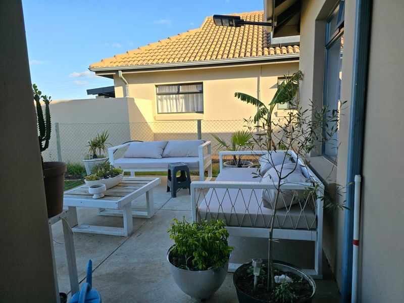 Modern 2 bedroom townhouse within a secure gated complex in Umlele Heights, Kidds Beach - Photo 2