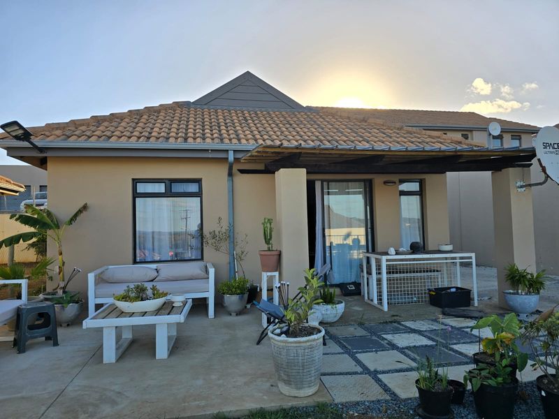 Modern 2 bedroom townhouse within a secure gated complex in Umlele Heights, Kidds Beach - Photo 1