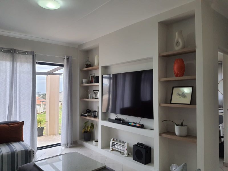 Modern 2 bedroom townhouse within a secure gated complex in Umlele Heights, Kidds Beach - Photo 8