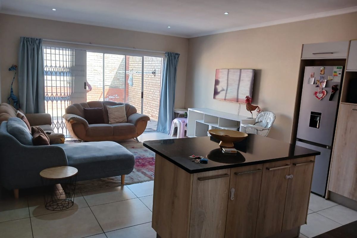 3bedroom Townhouse in Beacon Bay - Photo 4