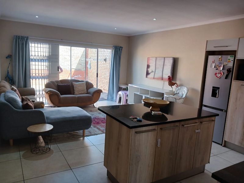 3bedroom Townhouse in Beacon Bay - Photo 4