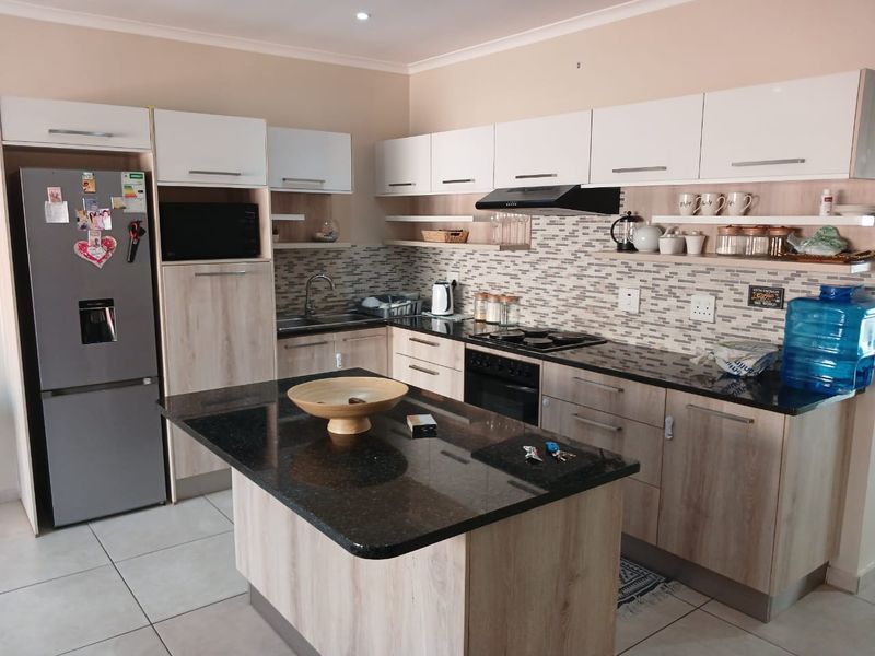 3bedroom Townhouse in Beacon Bay - Photo 3
