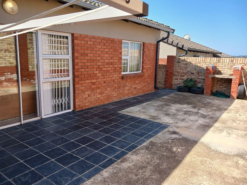 3bedroom Townhouse in Beacon Bay - Photo 1