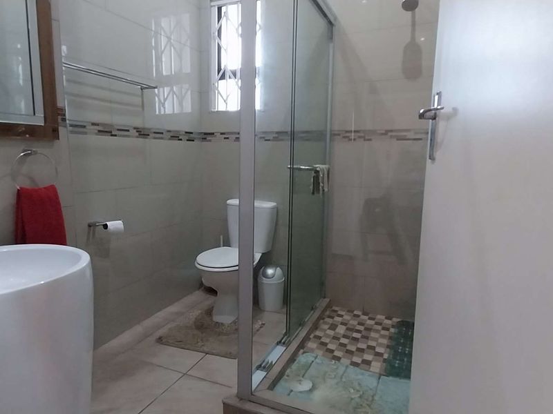 Elegant and fully furnished, this ground floor - Photo 8