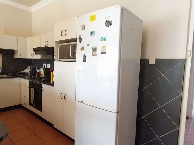 Elegant and fully furnished, this ground floor - Photo 5