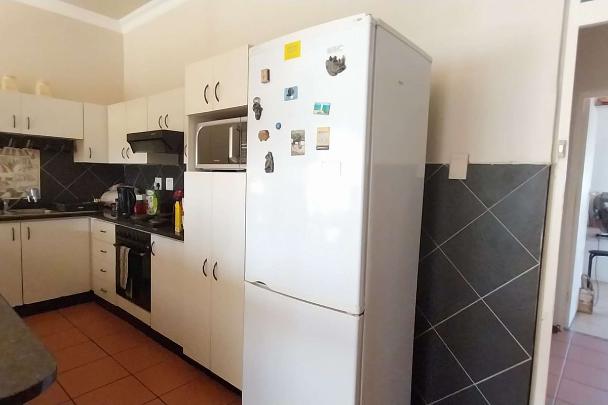 Elegant and fully furnished, this ground floor - Photo 5