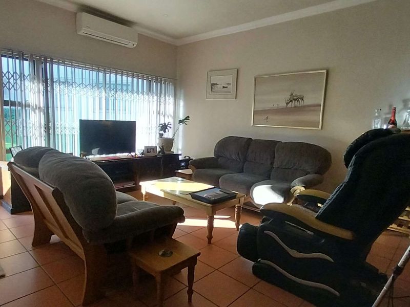 Elegant and fully furnished, this ground floor - Photo 4